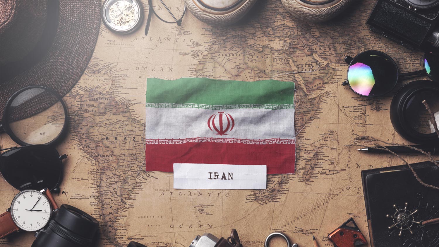 پرچم و نقشه ایران به همراه وسایل‌های سفر