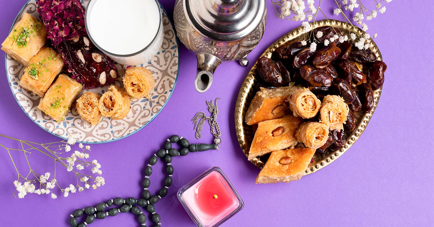 تصویر شیرینی، شمع، تسبیح و ... بر سر سفره افطار
